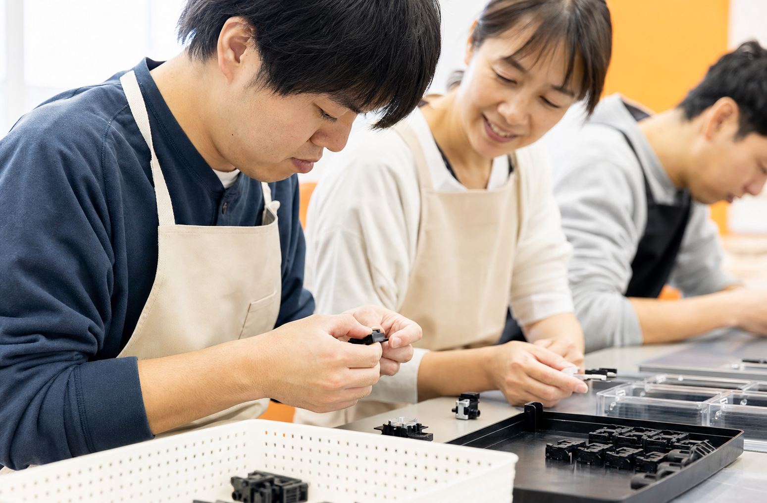 手を取り添えるスタッフ